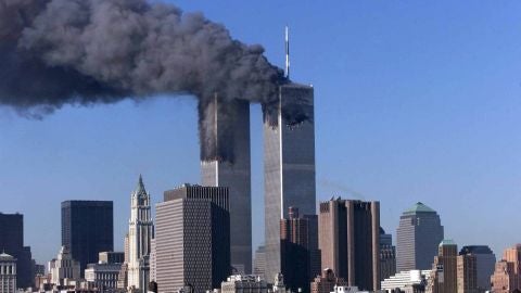 Las Torres Gemelas en llamas despu&eacute;s del atentado del 11 de saptiembre de 2001 en Nueva York, EE.UU