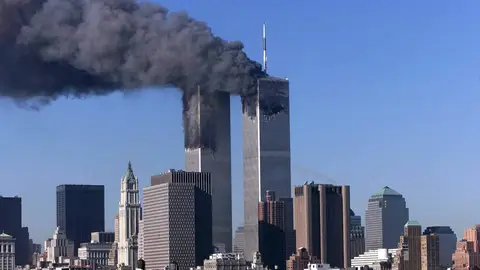 Las Torres Gemelas en llamas después del atentado del 11 de saptiembre de 2001 en Nueva York, EE.UU Las Torres Gemelas en llamas después del atentado del 11 de saptiembre de 2001 en Nueva York, EE.UU