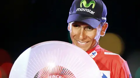 Quintana, con el trofeo de la Vuelta 2016 Quintana, con el trofeo de la Vuelta 2016
