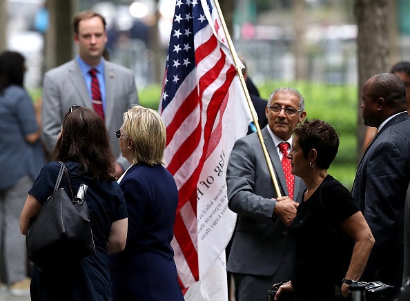 Hillary Clinton se retira precipitadamente del acto del 11S afectada por un golpe de calor Hillary Clinton se retira precipitadamente del acto del 11S afectada por un golpe de calor