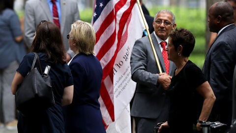 Hillary Clinton abandona el acto acompa&ntilde;ada