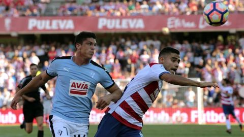  El defensa del Eibar, Ander Capa persigue a un jugador del Granada R&uacute;ben Vezo