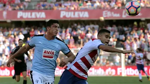 El defensa del Eibar, Ander Capa persigue a un jugador del Granada Rúben Vezo El defensa del Eibar, Ander Capa persigue a un jugador del Granada Rúben Vezo