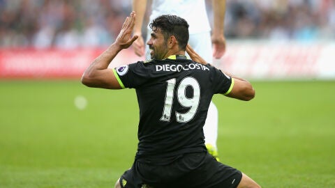Diego Costa lamenta una acci&oacute;n en un partido con el Chelsea