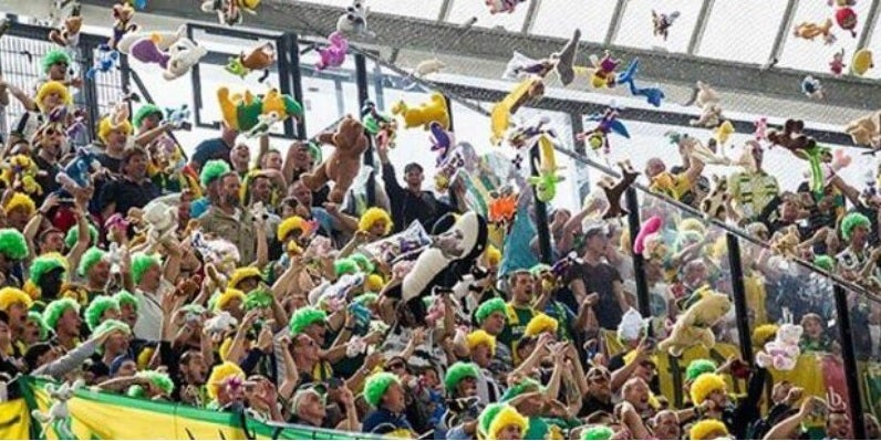 Hinchas holandeses lanzan peluches a unos niños del hospital de Rotterdam en pleno partido Hinchas holandeses lanzan peluches a unos niños del hospital de Rotterdam en pleno partido