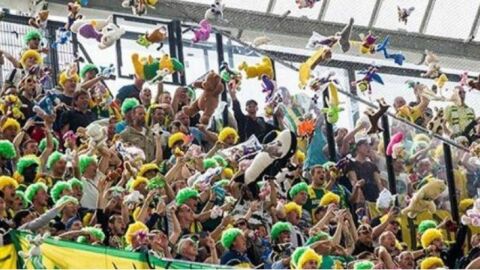 Aficionados holandeses lanzando juguetes en el campo del Feyernoord.