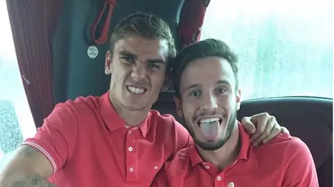 Griezmann posando con un cuchillo junto a Saúl. Griezmann posando con un cuchillo junto a Saúl.