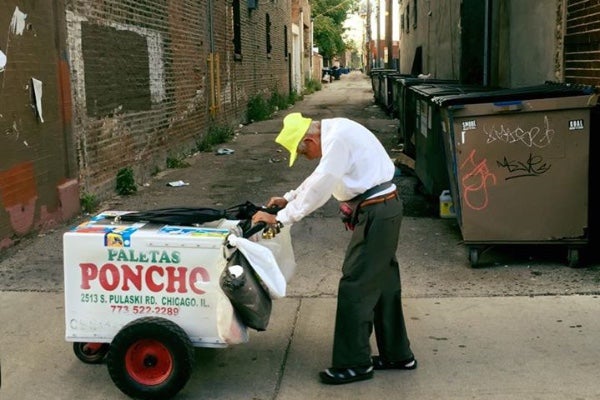 Reúnen más de 118.323 euros para que un anciano de 89 años deje de vender helados por las calles de Chicago Reúnen más de 118.323 euros para que un anciano de 89 años deje de vender helados por las calles de Chicago