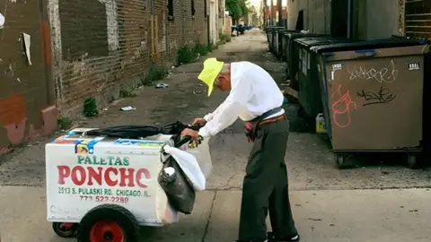 Vendedor de helados de 89 años en Chicago Vendedor de helados de 89 años en Chicago