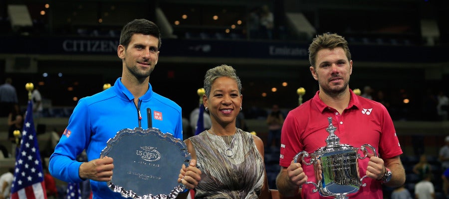 Wawrinka posando con el trofeo de campeón del US Open junto a Djokovic. Wawrinka posando con el trofeo de campeón del US Open junto a Djokovic.