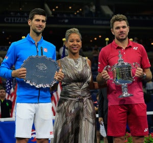 Wawrinka posando con el trofeo de campeón del US Open junto a Djokovic. Wawrinka posando con el trofeo de campeón del US Open junto a Djokovic.
