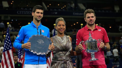 Wawrinka posando con el trofeo de campe&oacute;n del US Open junto a Djokovic.