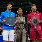 Wawrinka posando con el trofeo de campeón del US Open junto a Djokovic. Wawrinka posando con el trofeo de campeón del US Open junto a Djokovic.