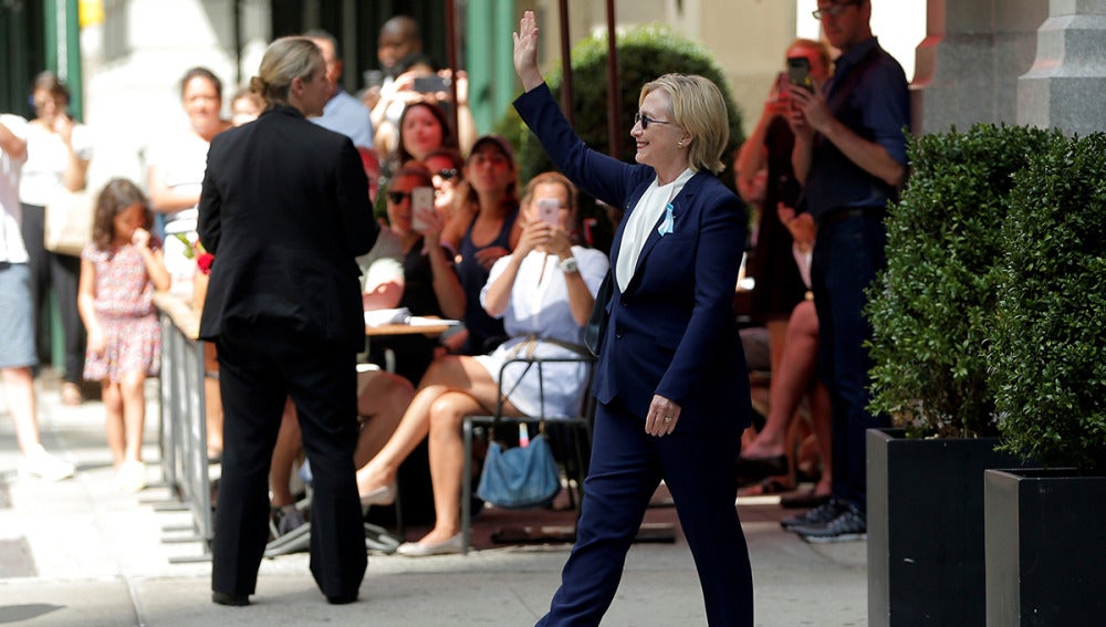 Hillary Clinton saluda tras sufrir un golpe de calor