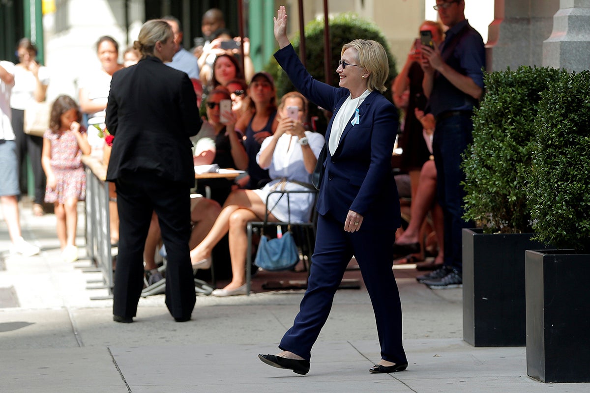 Clinton cancela sus actos de campaña en California debido a una neumonía Clinton cancela sus actos de campaña en California debido a una neumonía