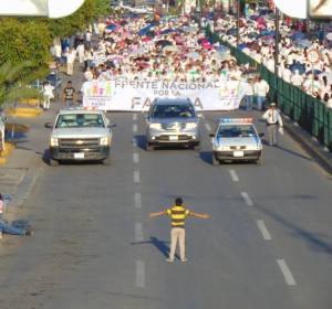 Imagen captada por el fotógrafo Manuel Rodríguez, en la que se puede ver a un niño de 12 años frente a una manifestación atigay Imagen captada por el fotógrafo Manuel Rodríguez, en la que se puede ver a un niño de 12 años frente a una manifestación atigay