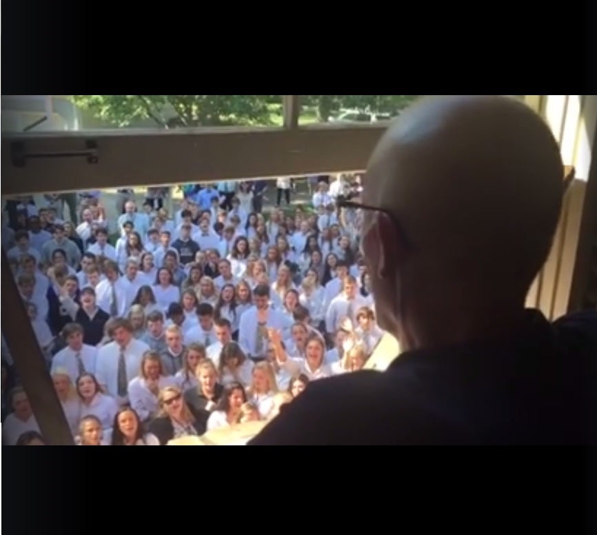 Muere el profesor con cáncer al que sus 400 alumnos sorprendieron cantándole Muere el profesor con cáncer al que sus 400 alumnos sorprendieron cantándole
