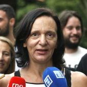 Carolina Bescansa hace declaraciones a los periodistas 