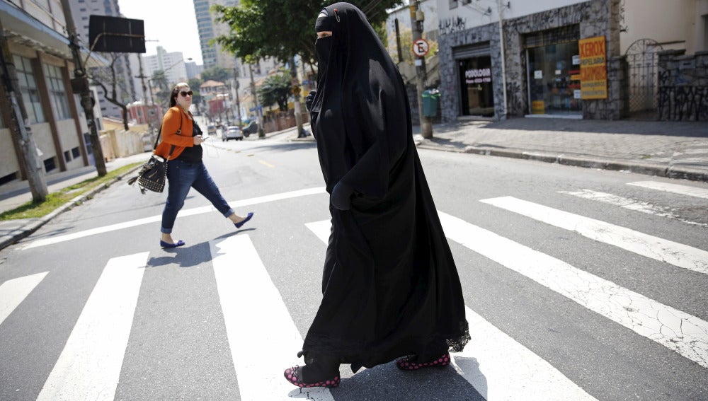 Una atacante intena prender el burka de una  musulmana en el centro de Manhattan