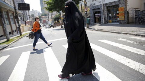 Una atacante intena prender el burka de una musulmana en el centro de Manhattan