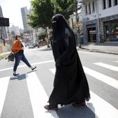 Una atacante intena prender el burka de una musulmana en el centro de Manhattan