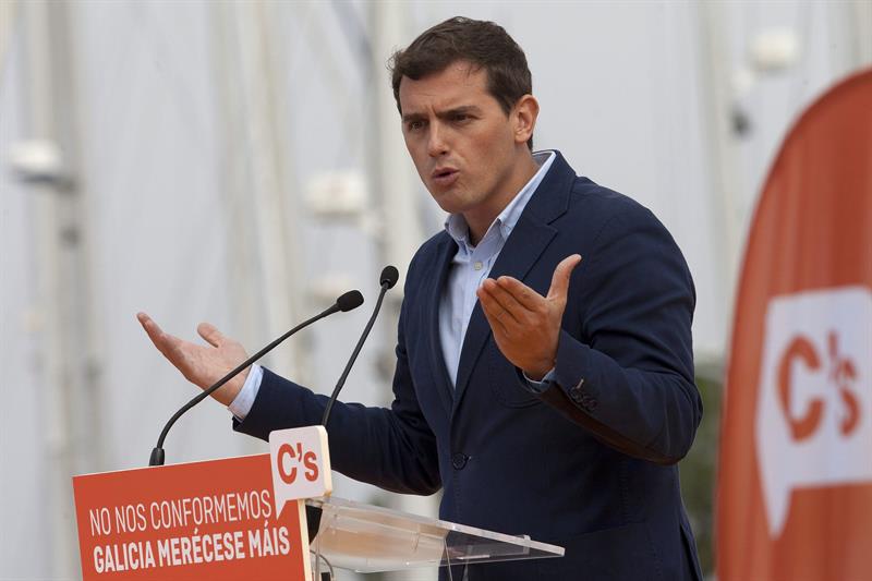 Rivera emplaza a Rajoy y Sánchez a una mesa de negociación después de las elecciones gallegas y vascas Rivera emplaza a Rajoy y Sánchez a una mesa de negociación después de las elecciones gallegas y vascas
