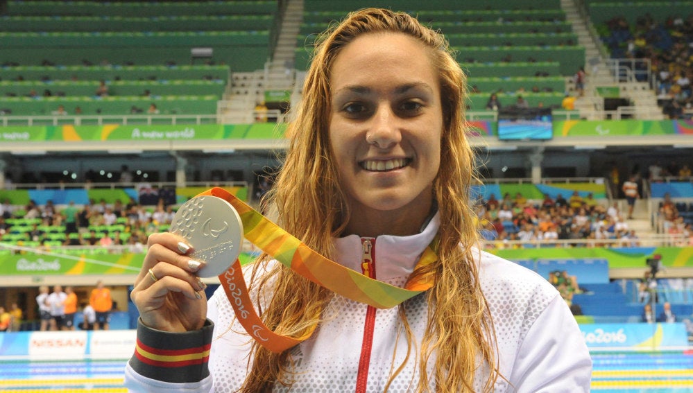 Sarai Gascón, con su medalla de plata.