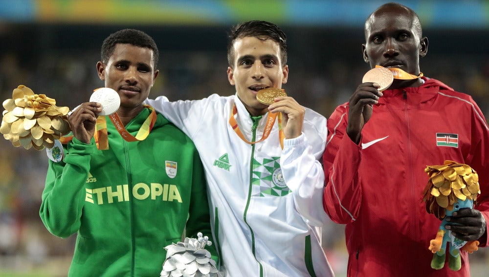 Abdellatif Baka, Tamiru Demisse y Henry Kirwa, podio del 1500 en los Juegos Paralímpicos