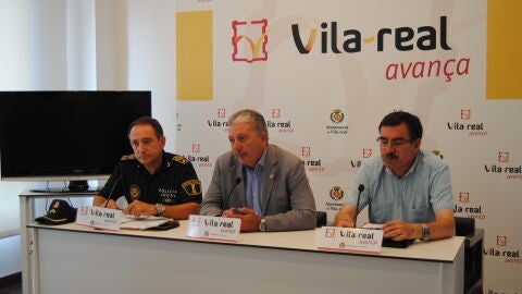 El regidor de Festes i Seguretat Ciutadana, Javier Serralbo, El cap de la policia local, Jos&eacute; Ram&oacute;n Nieto i el president de la Junta de Festes, Jos&eacute; Pasqual Colas, durant les declaracions del balan&ccedil; festiu