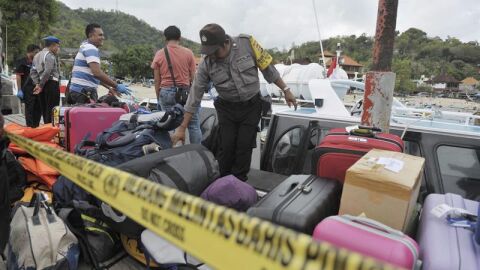 en un transbordador que llevaba 35 pasajeros, la mayor&iacute;a turistas, y una tripulaci&oacute;n de cuatro entre las islas de Bali y Lombok, en Indonesia.