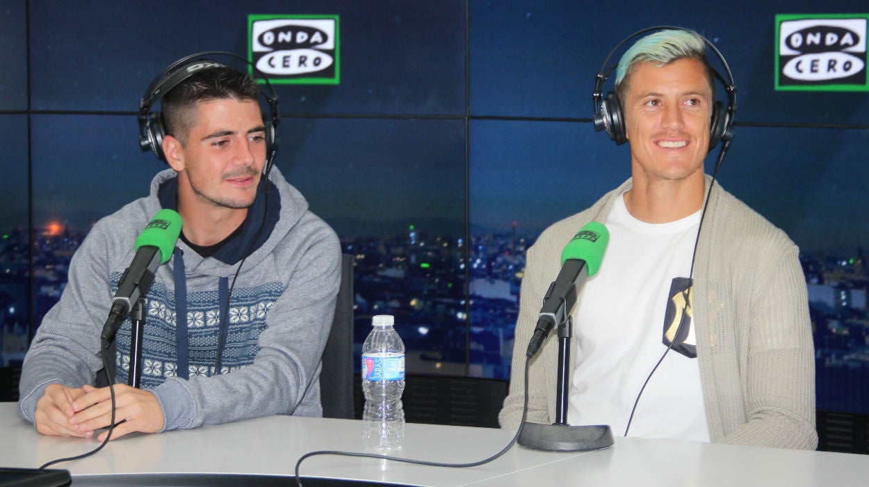 Jon Serantes y Martín Mantiovani bromean con el resultado ante el Barça: "Ganaremos 3-0, aunque nos vale un 1-0" Jon Serantes y Martín Mantiovani bromean con el resultado ante el Barça: "Ganaremos 3-0, aunque nos vale un 1-0"