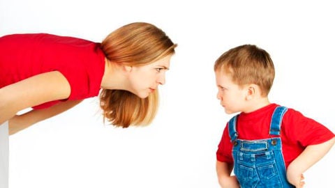 Una madre ri&ntilde;endo a su hijo