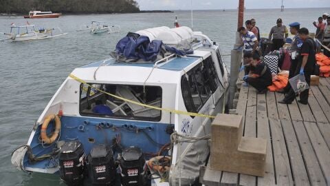 Polic&iacute;a de Indonesia investiga el barco tur&iacute;stico que ha explotado en el puerto de Padang Bai en el este de Bali, Indonesia 
