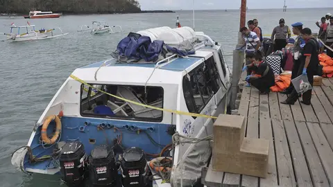 Policía de Indonesia investiga el barco turístico que ha explotado en el puerto de Padang Bai en el este de Bali, Indonesia Policía de Indonesia investiga el barco turístico que ha explotado en el puerto de Padang Bai en el este de Bali, Indonesia