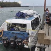 Policía de Indonesia investiga el barco turístico que ha explotado en el puerto de Padang Bai en el este de Bali, Indonesia 