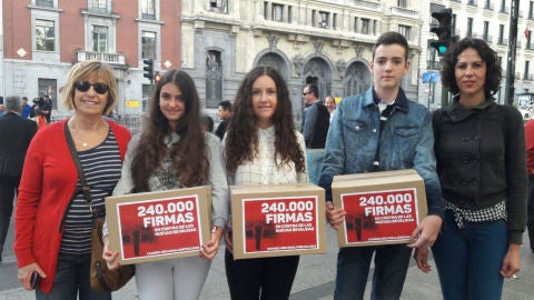 Isidoro Mart&iacute;nez con las 240.000 firmas