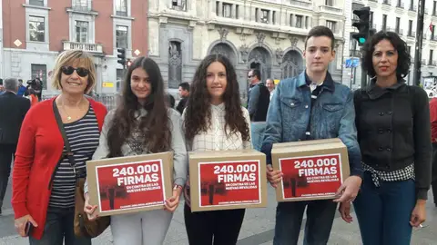 Isidoro Martínez con las 240.000 firmas Isidoro Martínez con las 240.000 firmas