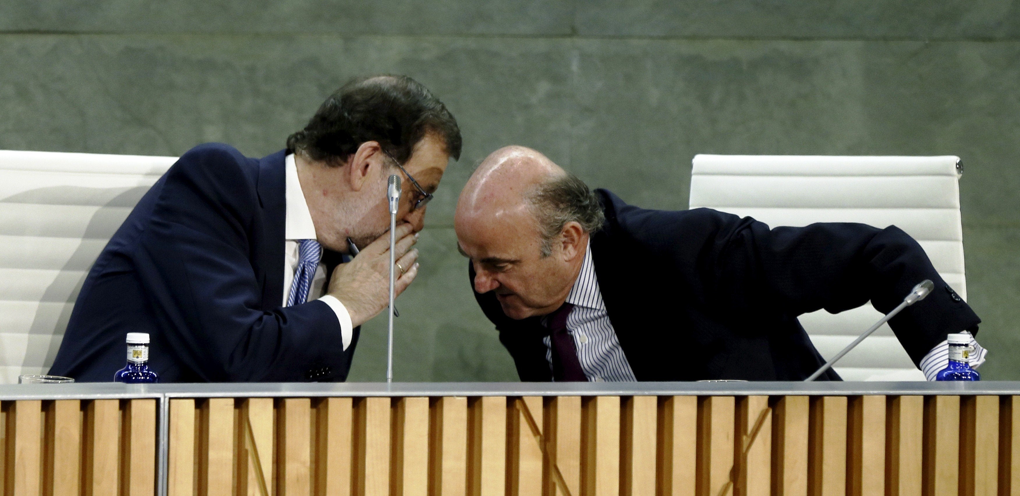 Personas Físicas: Rajoy no le da aún el pasaporte a De Guindos Personas Físicas: Rajoy no le da aún el pasaporte a De Guindos
