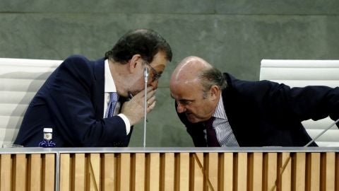 Rajoy conversa con el ministro de Econom&iacute;a en funciones, Luis de Guindos