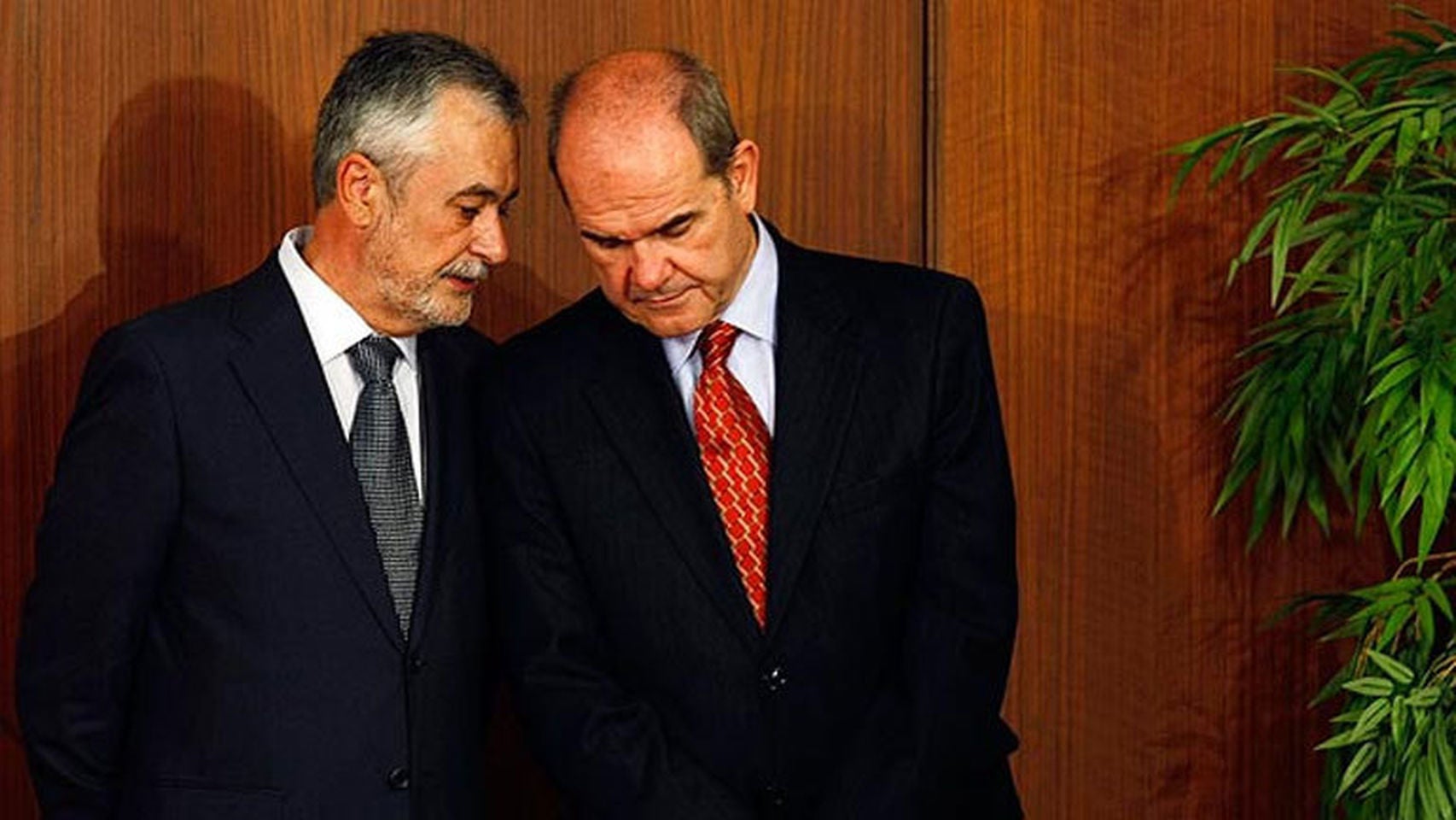 El Parlamento andaluz rechaza que Chaves y Griñán tuvieran responsabilidad en los cursos de formación El Parlamento andaluz rechaza que Chaves y Griñán tuvieran responsabilidad en los cursos de formación