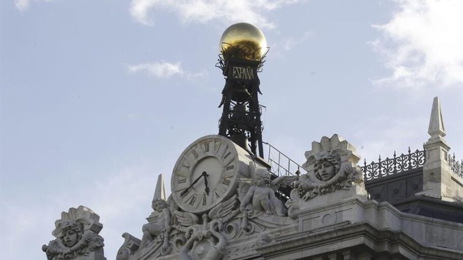 Reloj en la fachada de la sede del Banco de Espa&ntilde;a, en la Plaza de Cibeles en Madrid