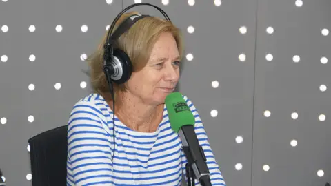 Pilar Cernuda en los estudios de Onda Cero Pilar Cernuda en los estudios de Onda Cero