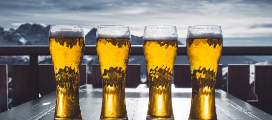 Varias jarras de cerveza Varias jarras de cerveza