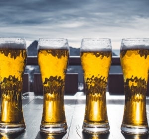 Varias jarras de cerveza Varias jarras de cerveza