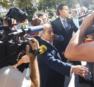 El expresidente de la Diputación de Valencia Alfonso Rus (c-i), junto a su abogado a su llegada a la Ciudad de la Justicia de Valencia El expresidente de la Diputación de Valencia Alfonso Rus (c-i), junto a su abogado a su llegada a la Ciudad de la Justicia de Valencia