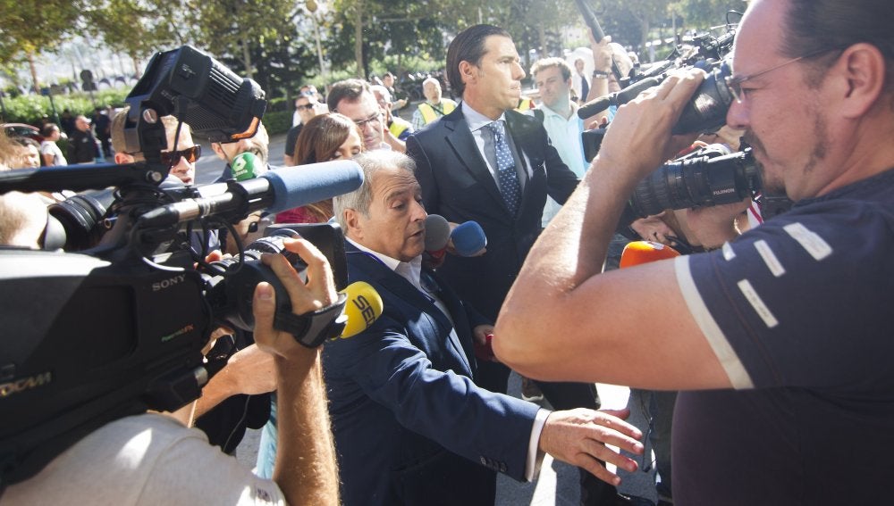 El expresidente de la Diputación de Valencia Alfonso Rus (c-i), junto a su abogado a su llegada a la Ciudad de la Justicia de Valencia