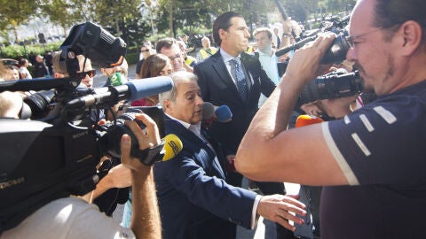 El expresidente de la Diputaci&oacute;n de Valencia Alfonso Rus (c-i), junto a su abogado a su llegada a la Ciudad de la Justicia de Valencia
