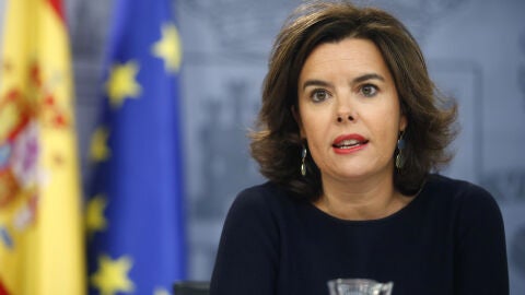  La vicepresidenta del Gobierno en funciones, Soraya S&aacute;enz de Santamar&iacute;a, durante la rueda de prensa que ha ofrecido tras la reuni&oacute;n del Consejo de Ministros.