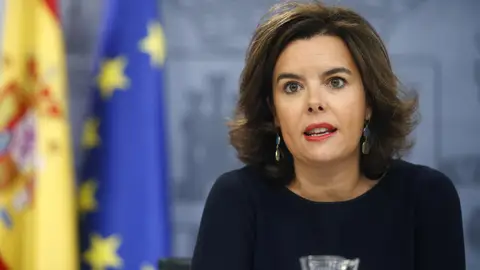 La vicepresidenta del Gobierno en funciones, Soraya Sáenz de Santamaría, durante la rueda de prensa que ha ofrecido tras la reunión del Consejo de Ministros. La vicepresidenta del Gobierno en funciones, Soraya Sáenz de Santamaría, durante la rueda de prensa que ha ofrecido tras la reunión del Consejo de Ministros.