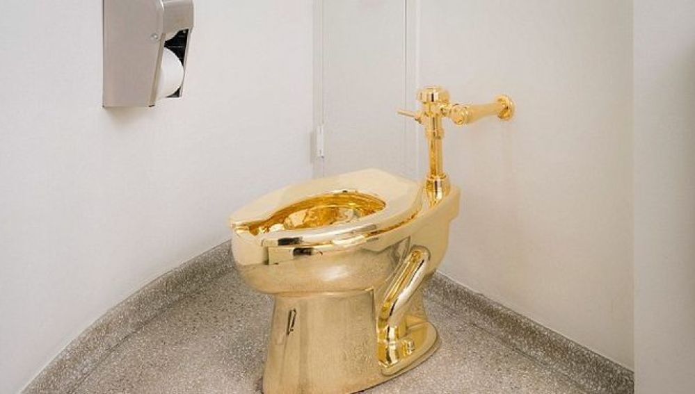Inodoro de oro ubicado en el Museo Guggenheim de Nueva York.